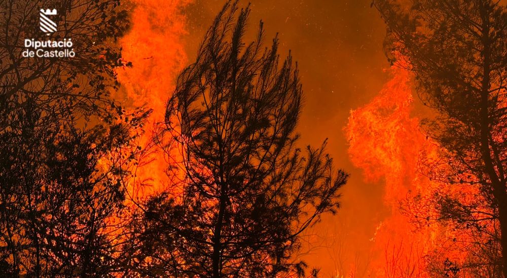 Continuen les dificultats per a controlar l'incendi de La Vall d'Uixó que afecta ja a diversos termes municipals