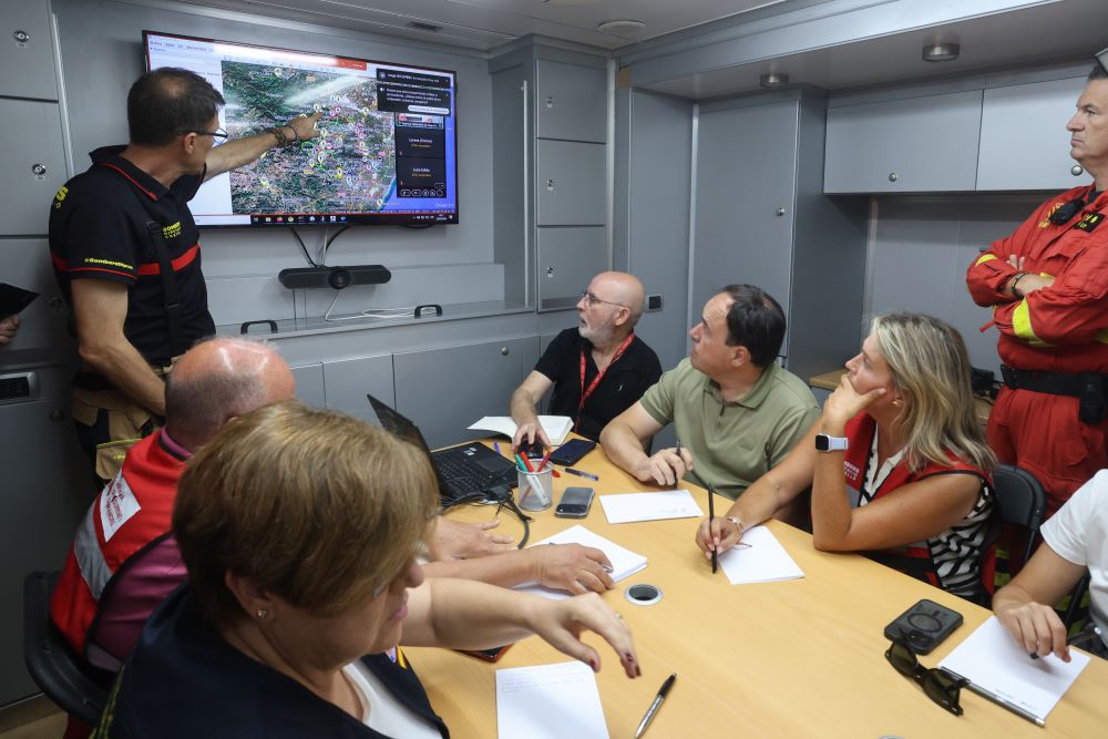 Llorca assistix a la reunió del CECOPI que coordina les labors d'extinció de l'incendi de La Vall d'Uixó