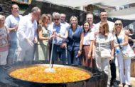 Marta Barrachina compartix amb Feijóo tradició i germanor en les paelles del Grau de Castelló