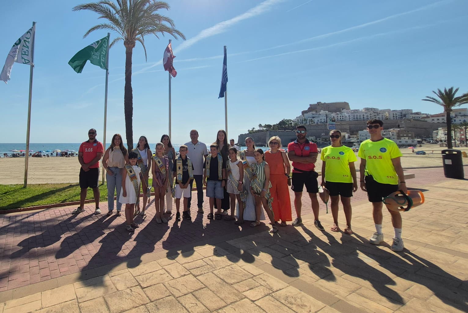 Peníscola ja lluïx les seues banderes de qualitat a la platja