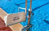Les Piscines Municipals de Rossell incorporen una cadira hidràulica per millorar l’accessibilitat