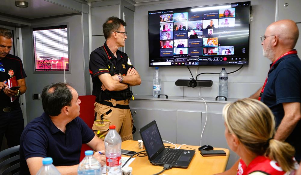 La Generalitat desplega més de 300 efectius i 14 mitjans aeris per a combatre l'incendi de La Vall d'Uixó