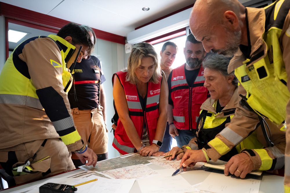 Continuen els treballs d'extinció de l'incendi de La Vall d'Uixó. «Es manté actiu si bé l'evolució és bona»
