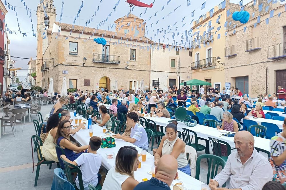 «Degusta Cultures» reunix a Sant Jordi a veïns i visitants al voltant de la gastronomia i la solidaritat