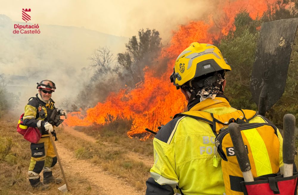Els Bombers tracten de frenar la progressió de l'incendi de Tírig cap a una zona embarrancada
