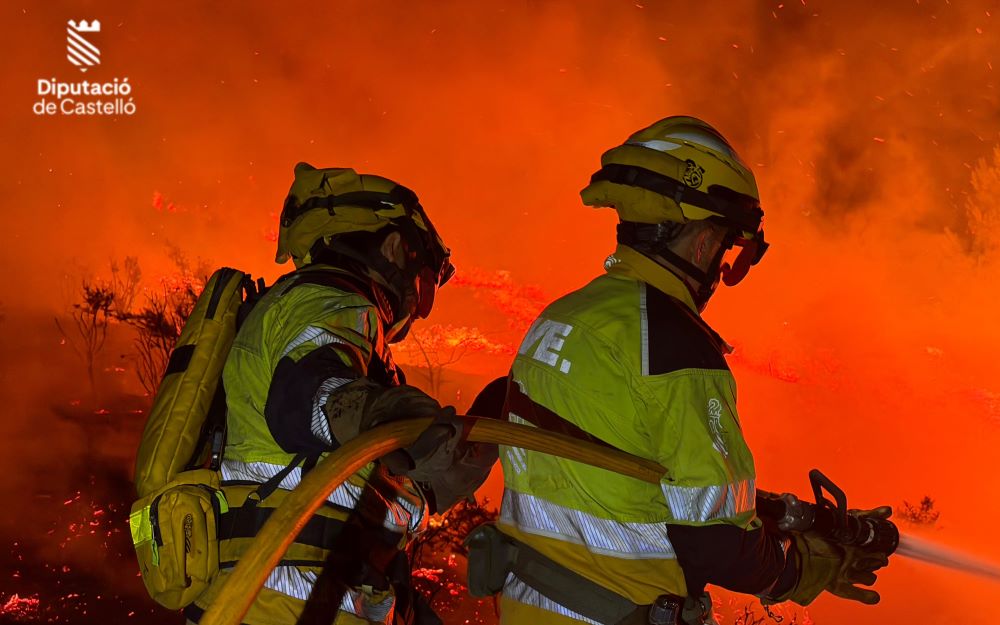 L'orografia del terreny dificulta les tasques d'extinció de l'incendi forestal de Tírig