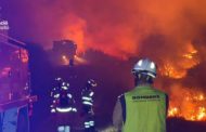 Més de 300 efectius i 21 mitjans aeris continuen actuant en l'incendi forestal de Tírig