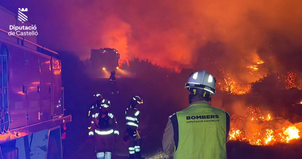 Més de 300 efectius i 21 mitjans aeris continuen actuant en l'incendi forestal de Tírig