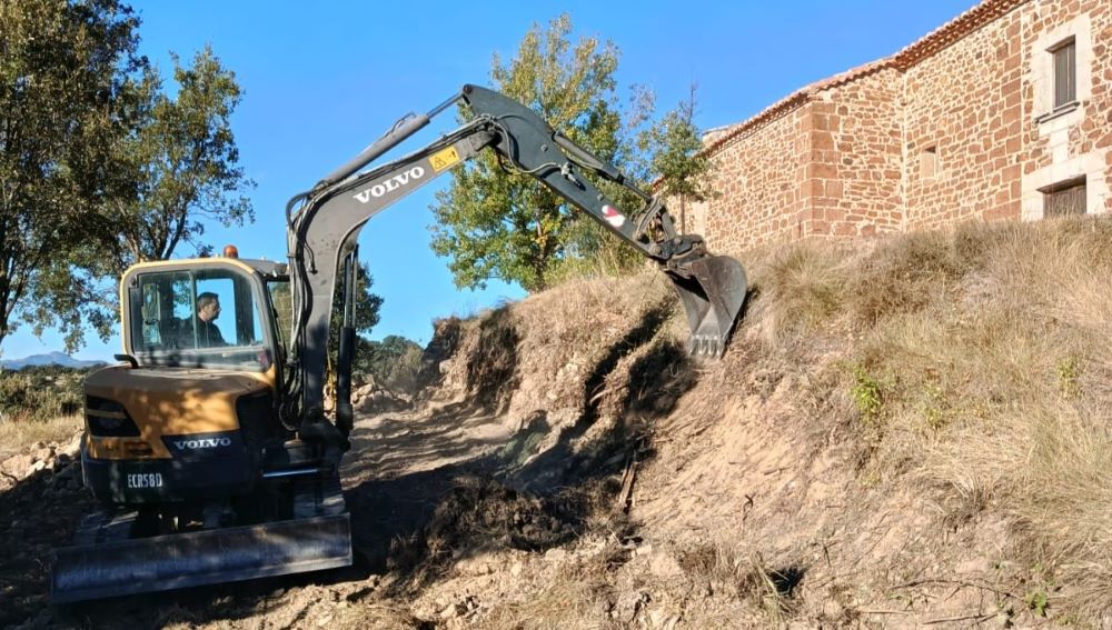 Benassal inicia la reparació del mur del camí de Sant Roc danyat per la DANA