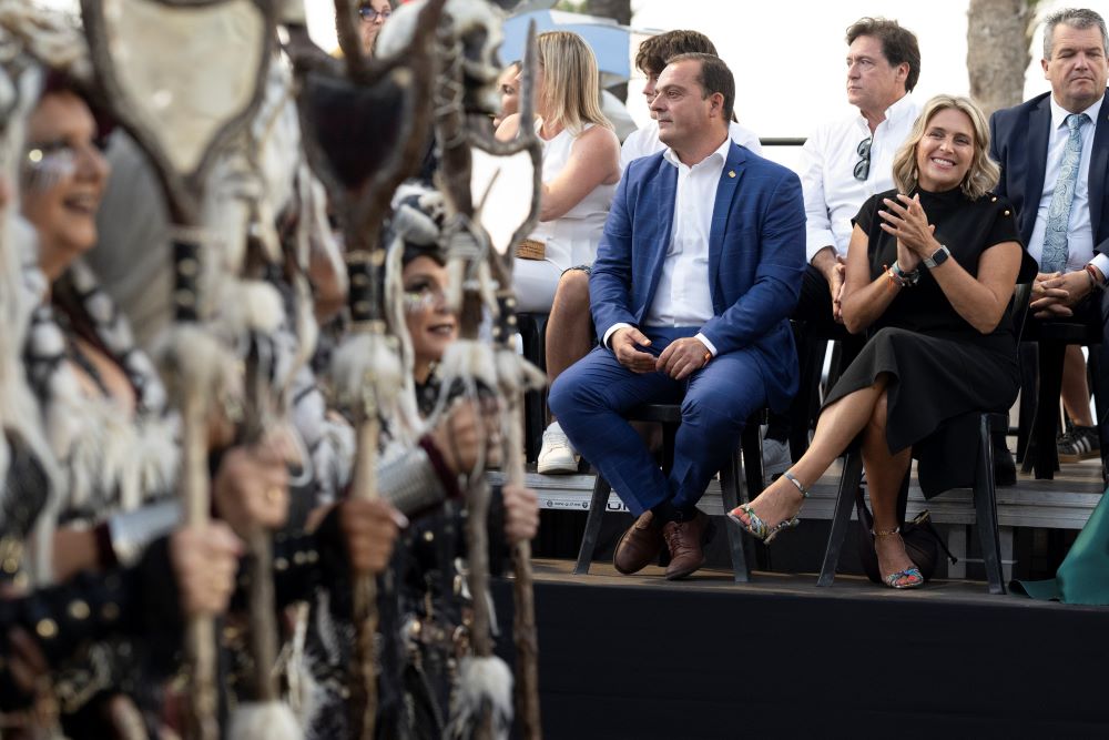 La presidenta de la Diputació assistix a la desfilada d’esquadres mores i cristianes a Peníscola
