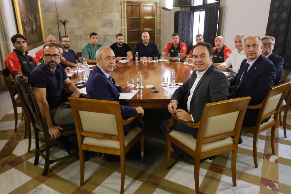 Pérez Llorca anuncia un acord amb els bombers forestals per 15,4M per a millorar el seu salari i reforçar la plantilla