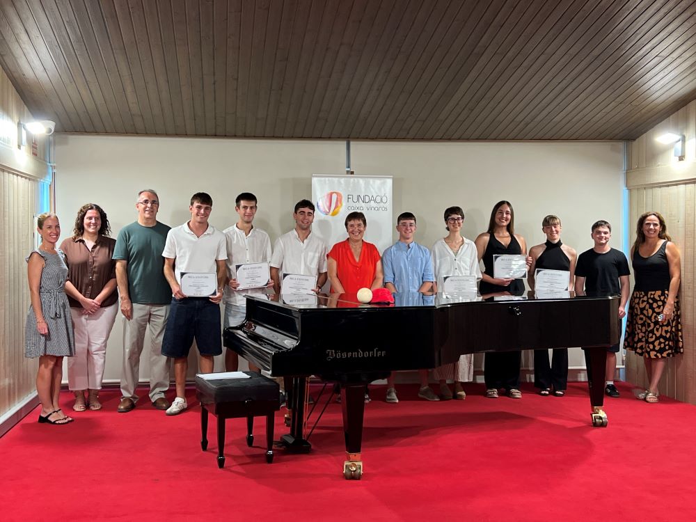 La Fundació Caixa Vinaròs lliura les vuit beques a l’excel·lència acadèmica dotades amb 1000 euros