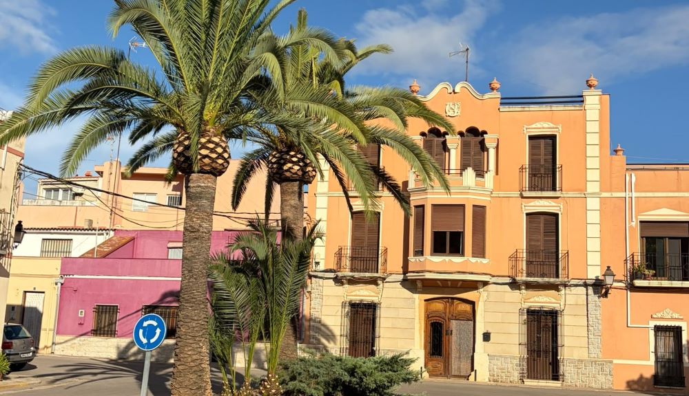 Santa Magdalena realitza la poda de les palmeres de les zones verdes del municipi