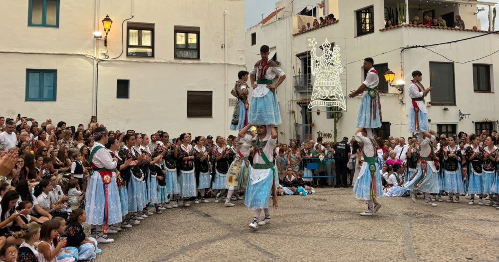 Fermall d'or ple d'emoció i tradició en la segona actuació de les tradicionals Danses de Peníscola
