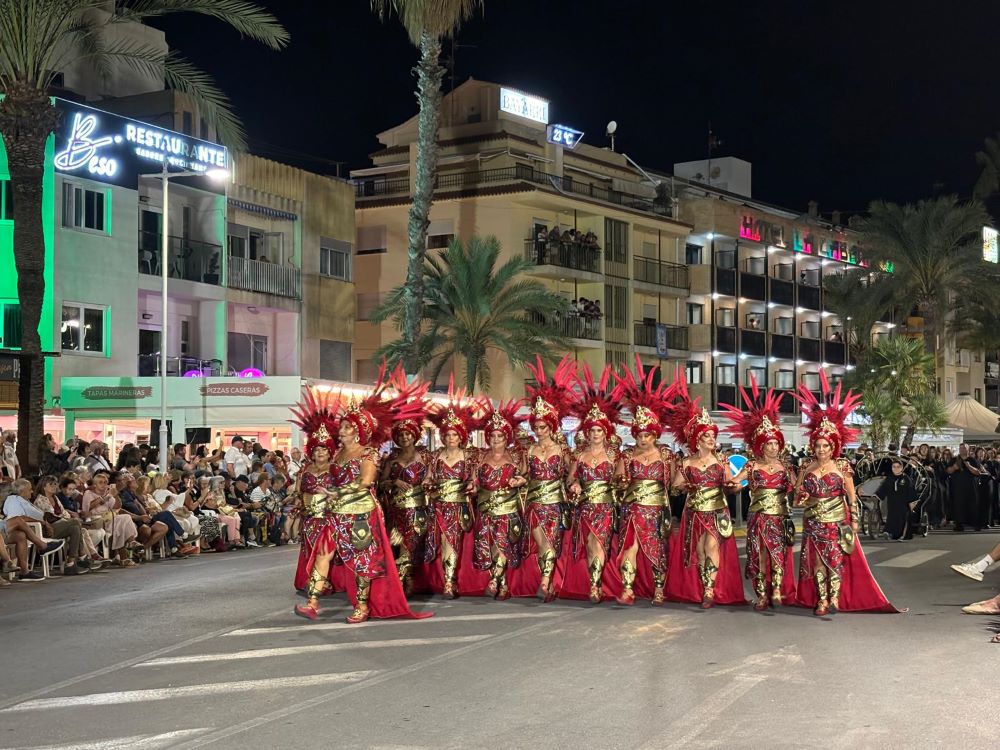 Peníscola acull les desfilades de les esquadres de Moros i Cristians davant la mirada de milers d'espectadors