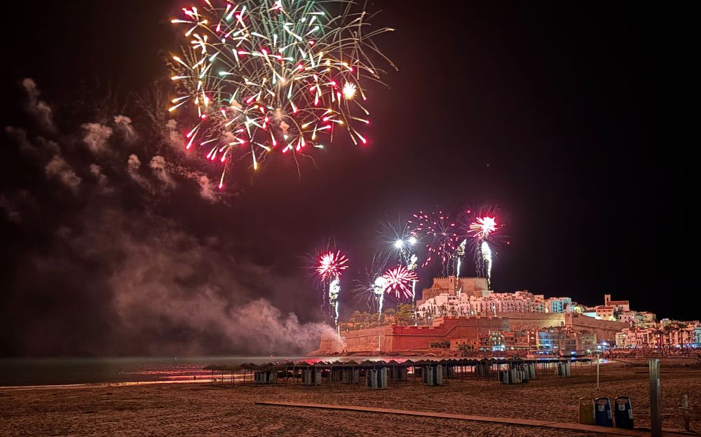 Espectacular castell de 'Focs a la Mar' de les Festes Patronals de Peníscola
