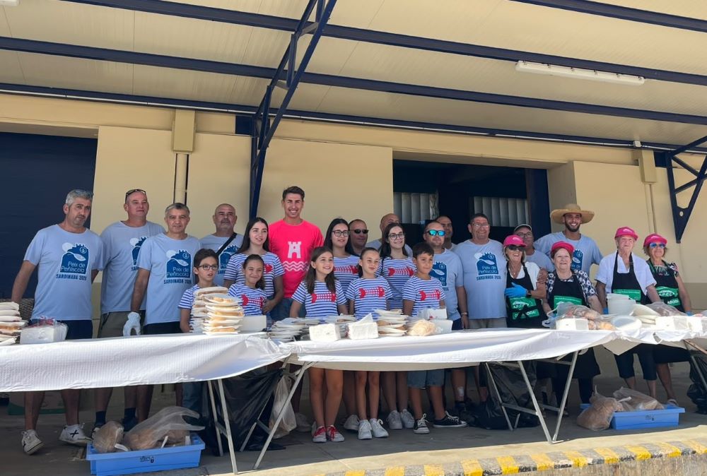 Més de 1000 racions s'han repartit en la tradicional sardinada popular de les Festes de Peníscola
