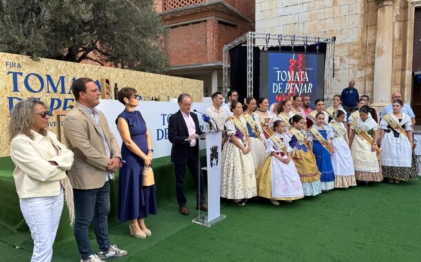 La XII Fira de la Tomata de Penjar d'Alcalà de Xivert s'inaugura amb notable assistència de públic