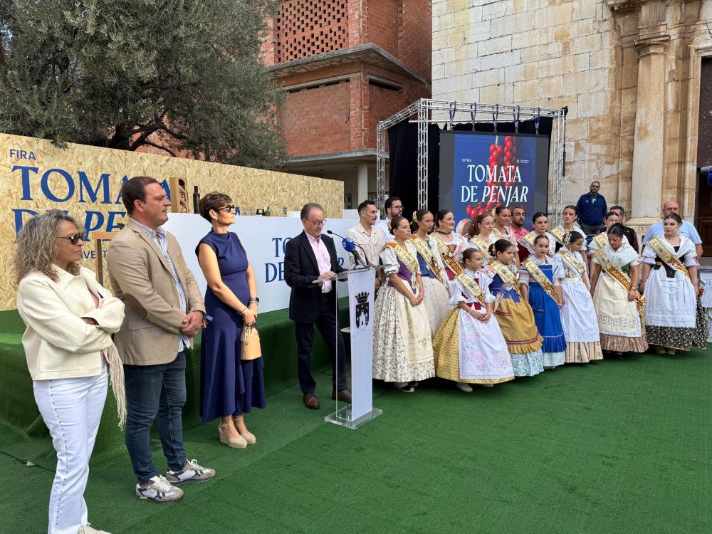 La XII Fira de la Tomata de Penjar d'Alcalà de Xivert s'inaugura amb notable assistència de públic