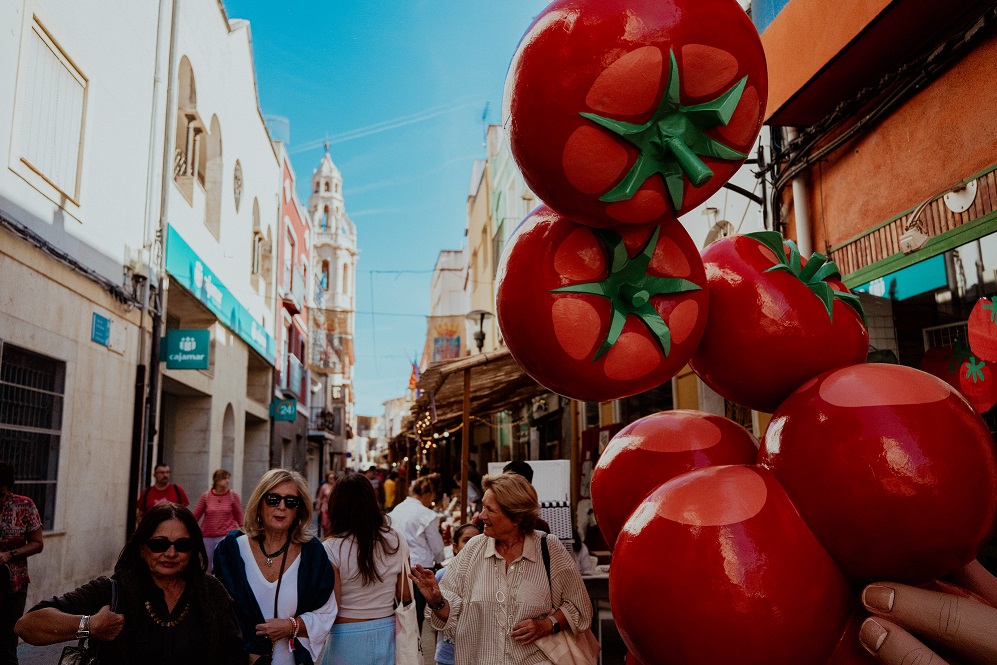 La XII Fira de la Tomata de Penjar d’Alcalà registra una gran assistència de públic i acaba amb les existències