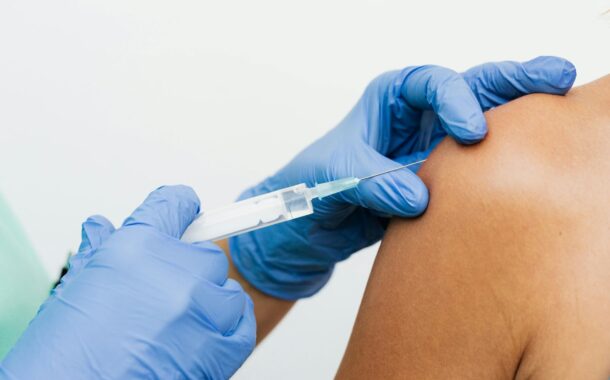 Sanitat incorpora la vacuna enfront del meningococ B als 12 anys per a reforçar la protecció dels adolescents