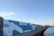 Benicarló transforma el mur del port amb un mural de 1.400 m² que fusiona cel i mar
