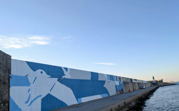 Benicarló transforma el mur del port amb un mural de 1.400 m² que fusiona cel i mar