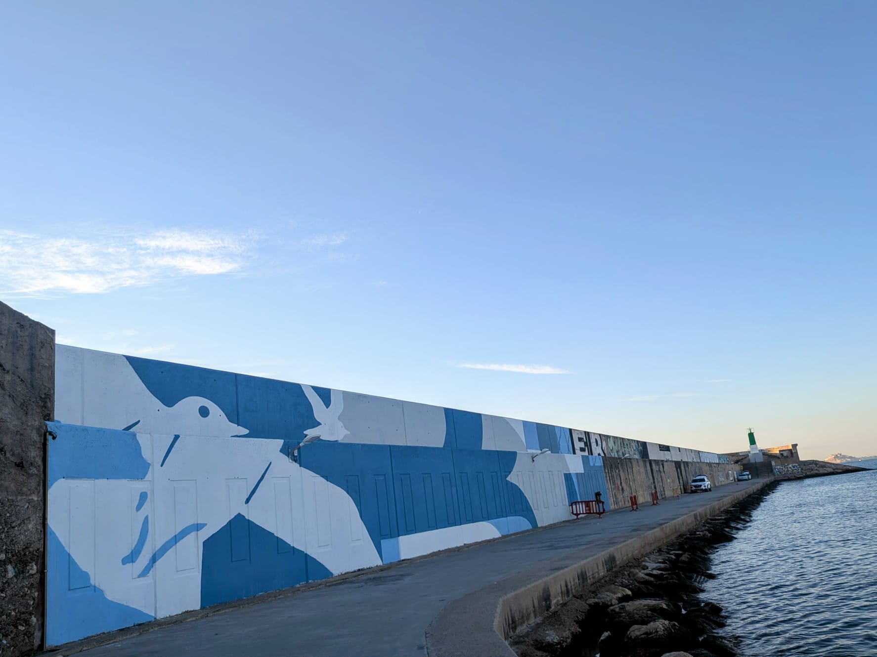 Benicarló transforma el mur del port amb un mural de 1.400 m² que fusiona cel i mar