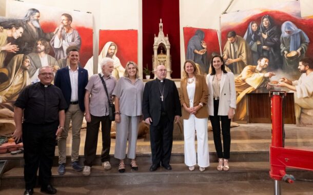 Marta Barrachina assistix a la instal·lació del llenç de Traver Calzada en la Cocatedral de Castelló