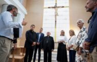 Barrachina visita els últims detalls de l'església de San Juan Pablo II de Benicàssim abans de la consagració
