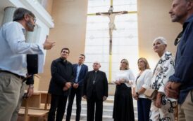 Barrachina visita els últims detalls de l'església de San Juan Pablo II de Benicàssim abans de la consagració