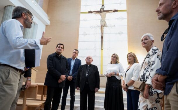 Barrachina visita els últims detalls de l'església de San Juan Pablo II de Benicàssim abans de la consagració