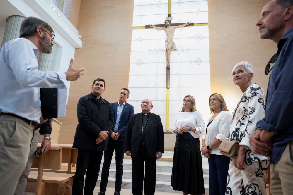 Barrachina visita els últims detalls de l'església de San Juan Pablo II de Benicàssim abans de la consagració